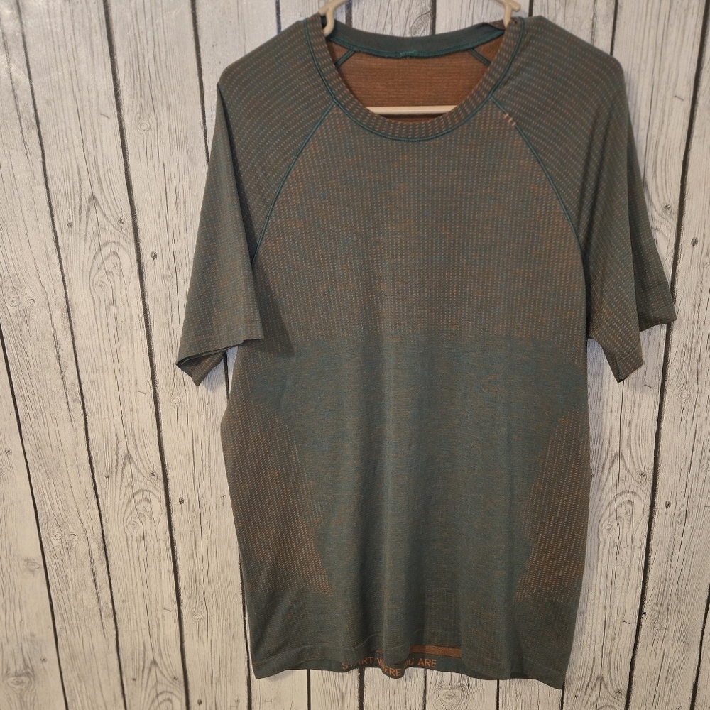 Lululemon Metal Vent Short Sleeve Tee Shirt Green W/ Orange Dots Men’s Size Lg